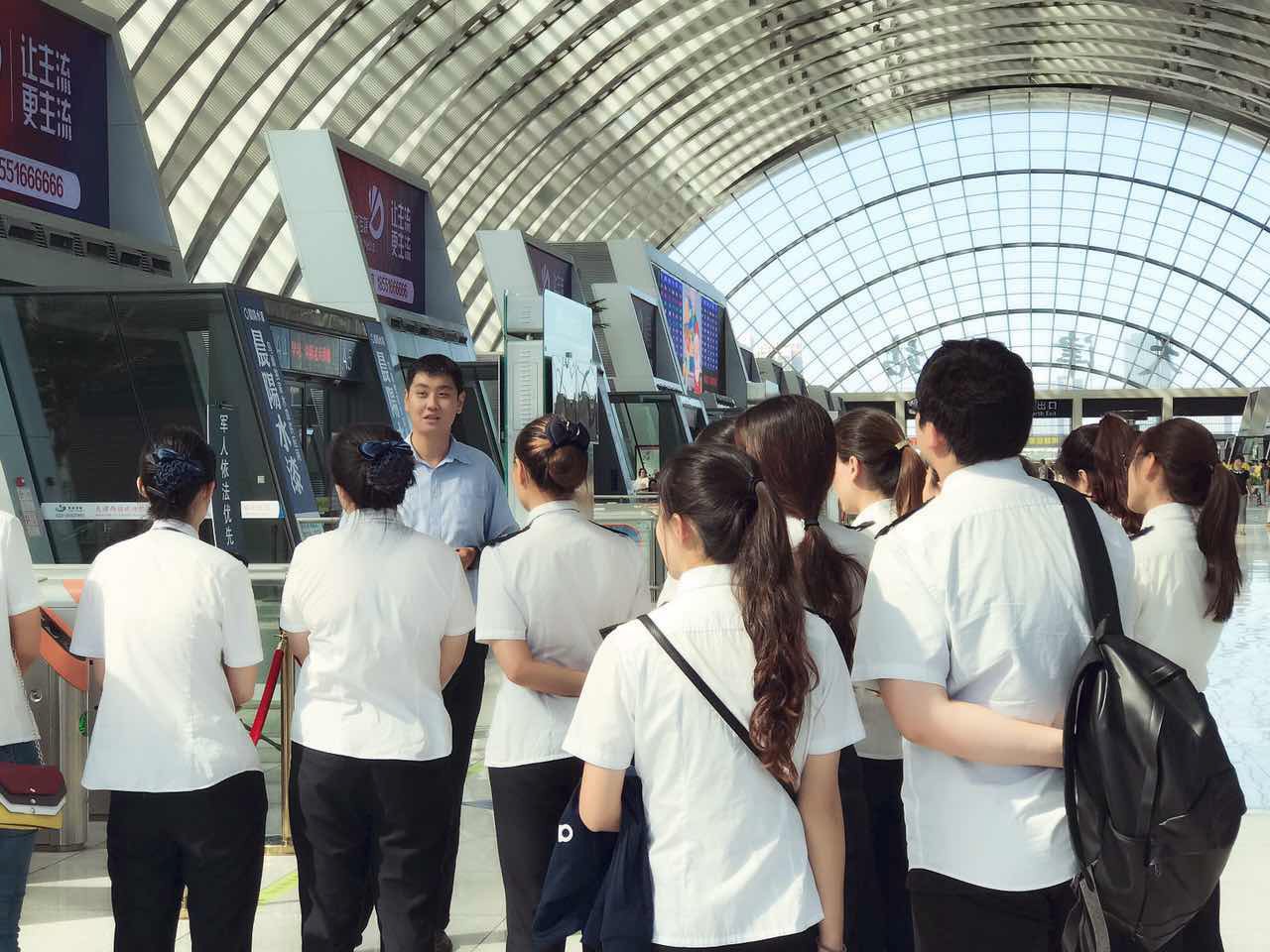 An image of David Feng presenting a "live" Rail English session at Tianjin West