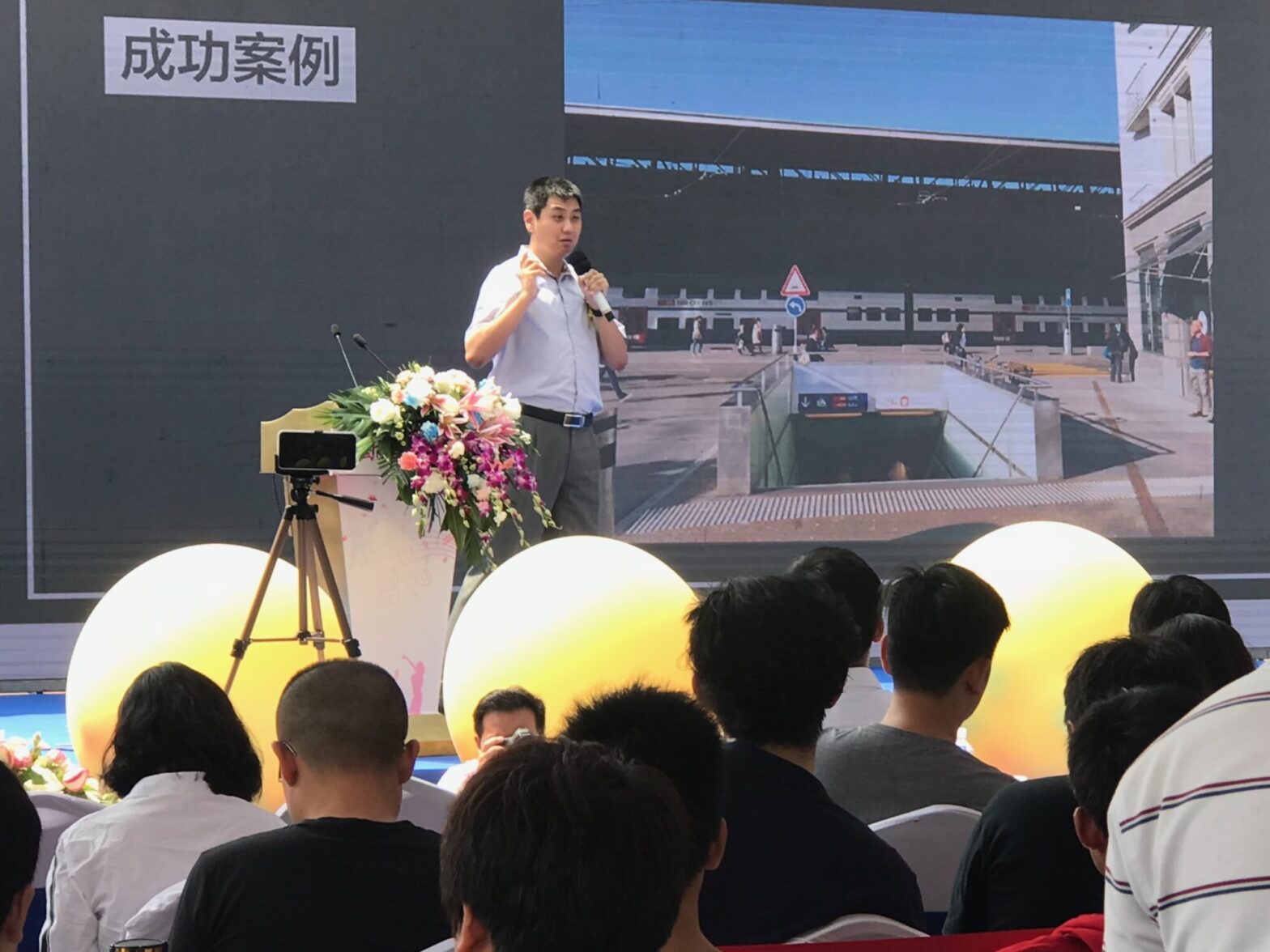 A picture of David Feng talking about commercial developments inside Zürich Main Station